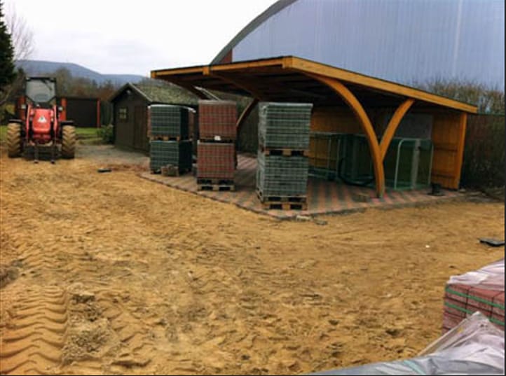 Pflasterarbeiten an der Anlage, zweite Aufnahme