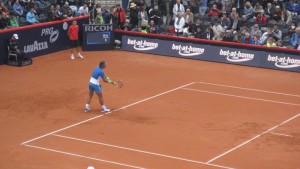 Rafael Nadal serviert